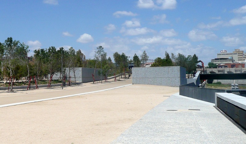 Die gefilterte Tunnelabluft wird über niedrige Abluftschächte mit einer Luftgeschwindigkeit von nur 5 m/s in die Umgebung abgeführt.